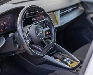 Wynajmij Audi A3 2024 w Czarnogórze. Paliwo: Benzyna. Moc: 190 KM ➤ Koszt od 40 EUR za dobę.