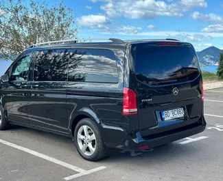 Wnętrze Mercedes-Benz V-Class do wynajęcia w Czarnogórze. Doskonały samochód 8-osobowy. ✓ Skrzynia Automatyczna.