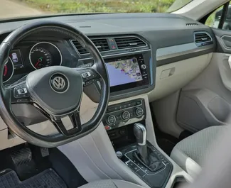 Wnętrze Volkswagen Tiguan do wynajęcia w Czarnogórze. Doskonały samochód 7-osobowy. ✓ Skrzynia Automatyczna.