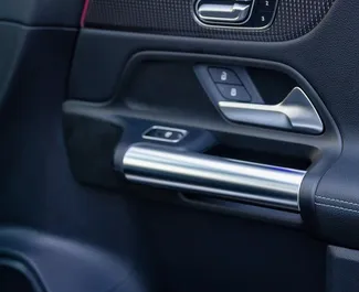 Wnętrze Mercedes-Benz GLA-Class do wynajęcia w Gruzji. Doskonały samochód 5-osobowy. ✓ Skrzynia Automatyczna.
