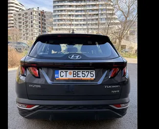 Wnętrze Hyundai Tucson do wynajęcia w Czarnogórze. Doskonały samochód 5-osobowy. ✓ Skrzynia Automatyczna.