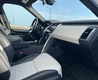 Wnętrze Land Rover Discovery do wynajęcia w Gruzji. Doskonały samochód 7-osobowy. ✓ Skrzynia Automatyczna.