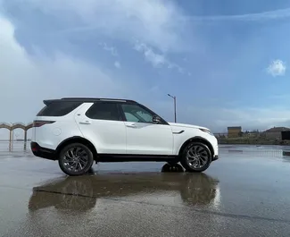 Wynajmij Land Rover Discovery 2022 w Gruzji. Paliwo: Benzyna. Moc: 395 KM ➤ Koszt od 220 GEL za dobę.