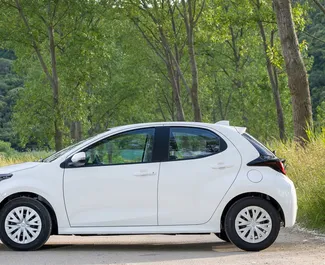 Wynajmij Toyota Yaris 2026 w Czarnogórze. Paliwo: Hybryda. Moc: 110 KM ➤ Koszt od 30 EUR za dobę.