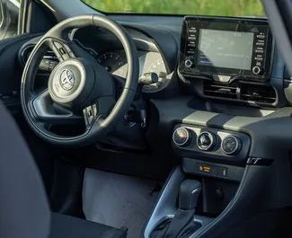 Toyota Yaris 2026 do wynajęcia w Becici. Limit przebiegu nieograniczony.
