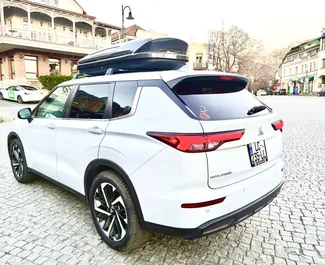 Wnętrze Mitsubishi Outlander do wynajęcia w Gruzji. Doskonały samochód 7-osobowy. ✓ Skrzynia Automatyczna.