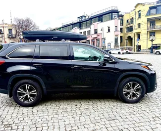 Wnętrze Toyota Highlander do wynajęcia w Gruzji. Doskonały samochód 7-osobowy. ✓ Skrzynia Automatyczna.