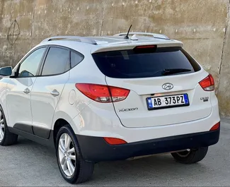 Wynajmij Hyundai Tucson 2014 w Albanii. Paliwo: Diesel. Moc: 130 KM ➤ Koszt od 25 EUR za dobę.