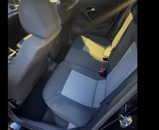 Volkswagen Polo 2016 do wynajęcia w Budvie. Limit przebiegu nieograniczony.