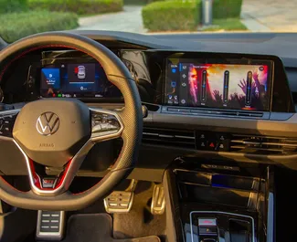 Volkswagen Golf 8 2025 do wynajęcia w Dubaju. Limit przebiegu 250 km/dzień.