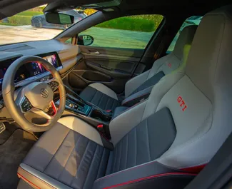 Wnętrze Volkswagen Golf 8 do wynajęcia w ZEA. Doskonały samochód 5-osobowy. ✓ Skrzynia Automatyczna.