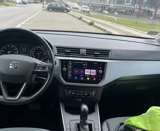 Wynajmij SEAT Arona 2022 w Serbii. Paliwo: Benzyna. Moc: 116 KM ➤ Koszt od 37 EUR za dobę.