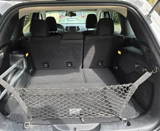 Jeep Cherokee 2016 – wynajem od właścicieli na lotnisku w Tbilisi (Gruzja).