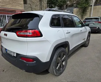Jeep Cherokee 2016 do wynajęcia na lotnisku w Tbilisi. Limit przebiegu nieograniczony.