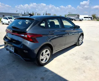 Wnętrze Hyundai i20 do wynajęcia w Turcji. Doskonały samochód 5-osobowy. ✓ Skrzynia Automatyczna.