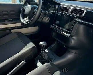 Wnętrze Citroen C3 do wynajęcia w Czarnogórze. Doskonały samochód 5-osobowy. ✓ Skrzynia Manualna.