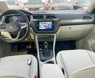 Wynajmij Volkswagen Tiguan 2023 w Gruzji. Paliwo: Benzyna. Moc: 186 KM ➤ Koszt od 155 GEL za dobę.