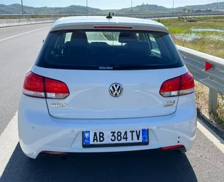 Wynajmij Volkswagen Golf 6 2014 w Albanii. Paliwo: Diesel. Moc: 110 KM ➤ Koszt od 17 EUR za dobę.