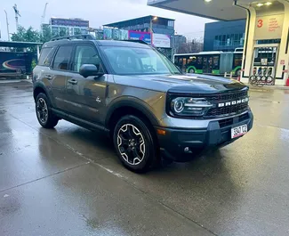 Wnętrze Ford Bronco do wynajęcia w Gruzji. Doskonały samochód 5-osobowy. ✓ Skrzynia Automatyczna.