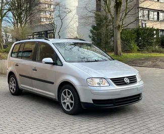 Wypożyczalnia Volkswagen Touran na lotnisku w Tiranie, Albania ✓ Nr 10006. ✓ Skrzynia Manualna ✓ Opinii: 0.