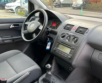 Wynajem samochodu Volkswagen Touran nr 10006 (Manualna) na lotnisku w Tiranie, z silnikiem 1,9l. Diesel ➤ Bezpośrednio od Begi w Albanii.
