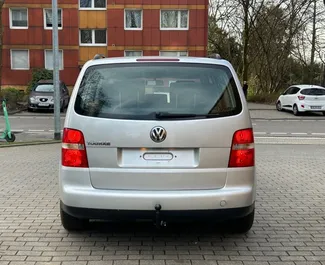 Wynajmij Volkswagen Touran 2006 w Albanii. Paliwo: Diesel. Moc:  KM ➤ Koszt od 26 EUR za dobę.