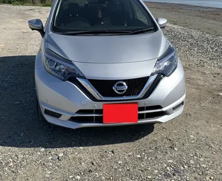 Wnętrze Nissan Note do wynajęcia na Cyprze. Doskonały samochód 5-osobowy. ✓ Skrzynia Automatyczna.