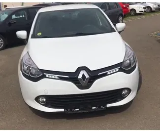 Wynajmij Renault Clio 4 2014 w Czarnogórze. Paliwo: Diesel. Moc: 90 KM ➤ Koszt od 19 EUR za dobę.