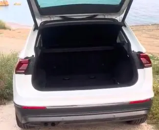 Volkswagen Tiguan – samochód kategorii Komfort, Crossover na wynajem w Czarnogórze ✓ Bez Depozytu ✓ Ubezpieczenie: OC, SCDW, FDW, Pasażerowie, Od Kradzieży, Zagranica.