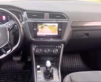 Wynajmij Volkswagen Tiguan 2020 w Czarnogórze. Paliwo: Diesel. Moc: 150 KM ➤ Koszt od 21 EUR za dobę.
