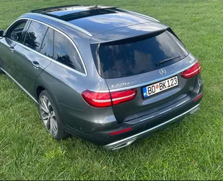 Wynajmij Mercedes-Benz E-Class 2018 w Czarnogórze. Paliwo: Diesel. Moc: 193 KM ➤ Koszt od 42 EUR za dobę.