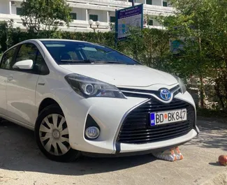 Wynajem samochodu Toyota Yaris nr 16210 (Automatyczna) na lotnisku w Podgoricy, z silnikiem 1,5l. Hybryda ➤ Bezpośrednio od Yan w Czarnogórze.