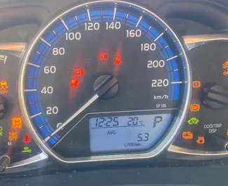 Wynajmij Toyota Yaris 2017 w Czarnogórze. Paliwo: Hybryda. Moc: 115 KM ➤ Koszt od 19 EUR za dobę.