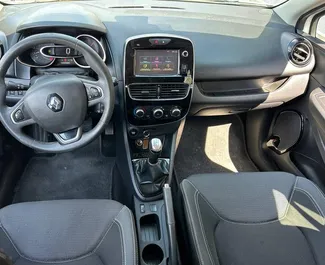 Wynajmij Renault Clio 4 2016 w Czarnogórze. Paliwo: Diesel. Moc: 90 KM ➤ Koszt od 19 EUR za dobę.