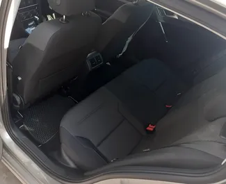 Wnętrze Volkswagen Golf 7 do wynajęcia na Cyprze. Doskonały samochód 5-osobowy. ✓ Skrzynia Automatyczna.
