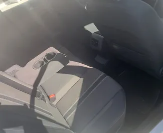 Wnętrze Volkswagen T-Roc do wynajęcia na Cyprze. Doskonały samochód 5-osobowy. ✓ Skrzynia Automatyczna.