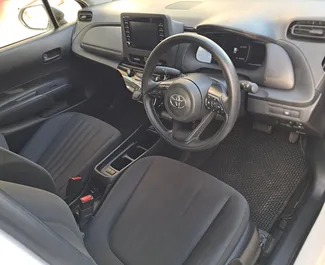 Wnętrze Toyota Aqua do wynajęcia na Cyprze. Doskonały samochód 5-osobowy. ✓ Skrzynia Automatyczna.