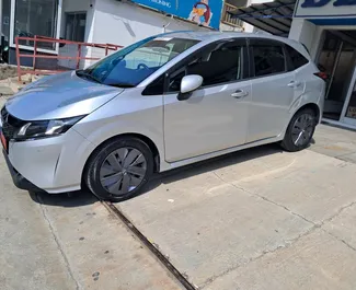 Wynajmij Nissan Note 2024 na Cyprze. Paliwo: Hybryda. Moc: 110 KM ➤ Koszt od 23 EUR za dobę.