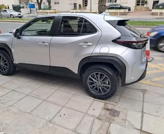 Wynajmij Toyota Yaris Cross 2025 na Cyprze. Paliwo: Hybryda. Moc: 130 KM ➤ Koszt od 39 EUR za dobę.