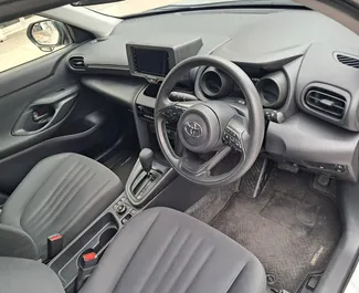 Wnętrze Toyota Yaris Cross do wynajęcia na Cyprze. Doskonały samochód 5-osobowy. ✓ Skrzynia Automatyczna.