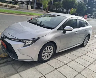 Wynajmij Toyota Corolla Sedan 2024 na Cyprze. Paliwo: Hybryda. Moc: 140 KM ➤ Koszt od 30 EUR za dobę.