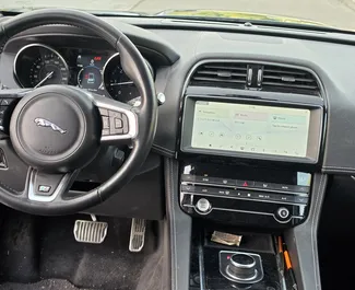 Wnętrze Jaguar F-PACE do wynajęcia w Czarnogórze. Doskonały samochód 5-osobowy. ✓ Skrzynia Automatyczna.