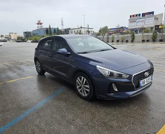 Wynajmij Hyundai i30 2019 w Albanii. Paliwo: Benzyna. Moc: 99 KM ➤ Koszt od 25 EUR za dobę.