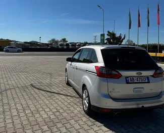 Ford C-Max Grand 2015 do wynajęcia w Tiranie. Limit przebiegu nieograniczony.