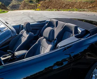 Wynajmij Ford Mustang Cabrio 2018 w Gruzji. Paliwo: Benzyna. Moc: 315 KM ➤ Koszt od 178 GEL za dobę.