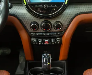 Wnętrze Mini Countryman Cooper S do wynajęcia w Gruzji. Doskonały samochód 5-osobowy. ✓ Skrzynia Automatyczna.