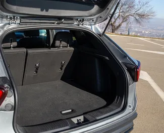 Wnętrze Chevrolet Trax do wynajęcia w Gruzji. Doskonały samochód 5-osobowy. ✓ Skrzynia Automatyczna.