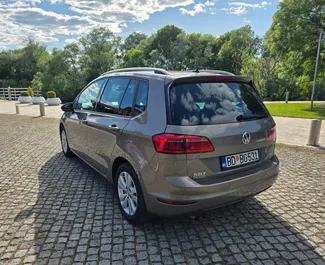 Wnętrze Volkswagen Golf Sportsvan do wynajęcia w Czarnogórze. Doskonały samochód 5-osobowy. ✓ Skrzynia Automatyczna.