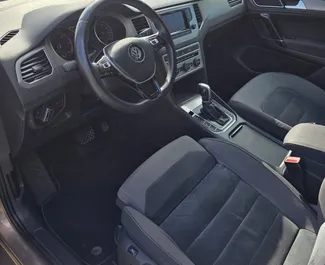 Volkswagen Golf Sportsvan – samochód kategorii Komfort, Minivan na wynajem w Czarnogórze ✓ Bez Depozytu ✓ Ubezpieczenie: OC, Pasażerowie, Bez Depozytu.