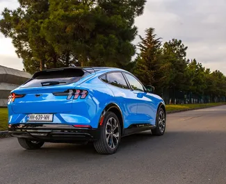 Wnętrze Ford Mustang Mach E do wynajęcia w Gruzji. Doskonały samochód 5-osobowy. ✓ Skrzynia Automatyczna.